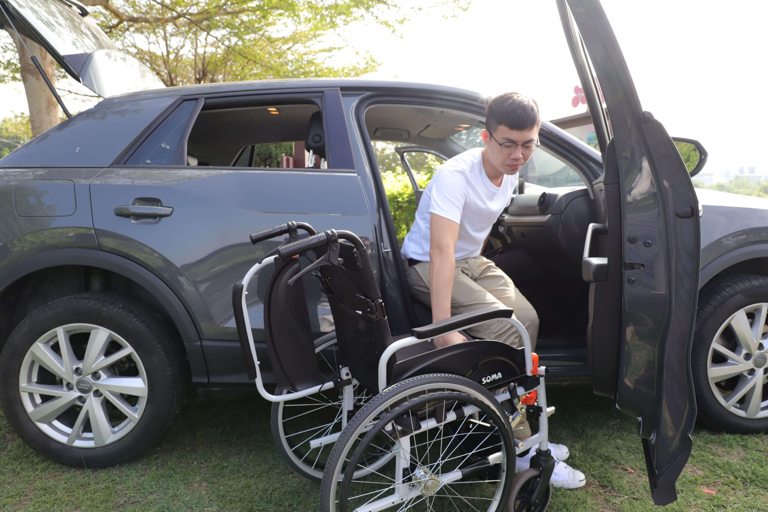 A-man-transfering-himslef-from-a-wheelchair-to-the-car 